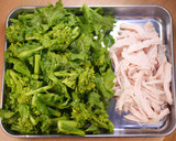 蒸し鶏と菜の花の特製ごまだれサラダ☆作り方1写真