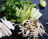 簡単！サラダチキンと小松菜の中華炒め作り方1写真