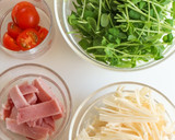 10分で完成♪豆苗とハムのコンソメスープ作り方1写真