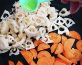 フライパンで簡単、蓮根と人参の甘辛炒め煮作り方3写真