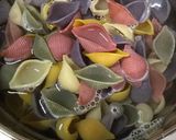 コンキリエとカニカマ　マヨほうれん草作り方1写真