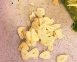 新玉ねぎ☆ニンニクと新玉ねぎの葉炒め作り方3写真