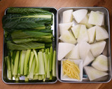 大根消費で節約☆大根と小松菜の鶏そぼろ餡作り方1写真