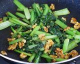 5分で完成☆小松菜のくるみ味噌炒め作り方3写真