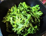 1分炒めて完成！春菊のバターいしる炒め作り方4写真