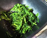 1分炒めて完成！春菊のバターいしる炒め作り方5写真