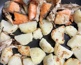 鮭とじゃがいもと舞茸のガリバタ醤油焼き。作り方4写真