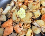 鮭とじゃがいもと舞茸のガリバタ醤油焼き。作り方5写真