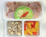 鶏もも肉とマッシュルームのカレー炒め作り方1写真