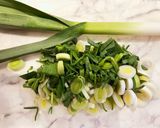 お味噌汁に葉ニンニク!作り方1写真