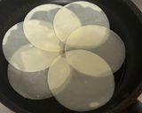 余った餃子の皮でパリピザ！！作り方1写真