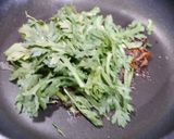 簡単！牛しぐれと春菊の卵とじ作り方3写真