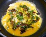 簡単！牛しぐれと春菊の卵とじ作り方4写真