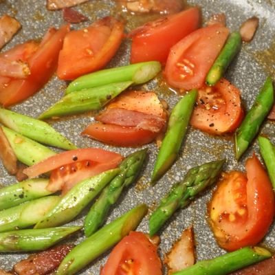 彩り◎アスパラとトマトのふわふわ卵炒め by 管理栄養士ゆきぼむ