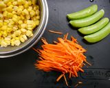 簡単！スナップエンドウと人参のお味噌汁作り方1写真
