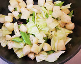 キャベツと油揚げとさやえんどうの卵とじ作り方5写真