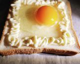 目玉焼きはパンに乗せて焼きます作り方1写真