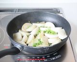 ご飯に合う【かぶと豚の味噌バター炒め】作り方4写真