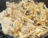 鶏と芋ときのこの旨味たっぷり蒸し焼き作り方3写真