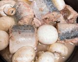 鯖缶とマッシュルームのアヒージョ作り方3写真