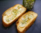簡単！青いにんにく辣油トースト作り方1写真