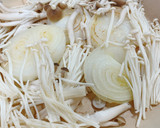 新玉ねぎとえのきとしめじの炒め物♡簡単！作り方1写真