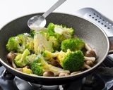 しめじとブロッコリーのペペロンチーノ炒め作り方4写真