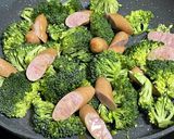 6分で🥦ブロッコリーとウインナーの蒸炒め作り方3写真