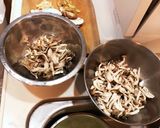 舞茸しめじと鶏モモのホロホロ煮込み作り方1写真