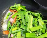 美味しい！ウィンナーとニラのバター炒め♡作り方3写真
