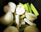 手羽元と鶏むねと玉ねぎとネギの炊飯器料理作り方1写真