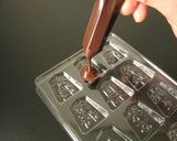 チョコレートで作った駒でパン上の詰将棋作り方2写真