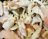 鶏むね肉とシメジのあっさり生バジル炒め作り方2写真