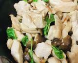 鶏むね肉とシメジのあっさり生バジル炒め作り方3写真