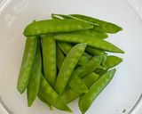 絹さやとクリームチーズのおかか醤油和え作り方1写真