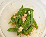 絹さやとクリームチーズのおかか醤油和え作り方3写真