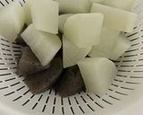 豚バラ大根、蒟蒻の味噌煮込作り方1写真