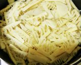 手羽元と薄切り筍の煮物作り方1写真