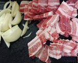 豚バラ玉ねぎ焼鳥にフライドガーリックのせ作り方1写真