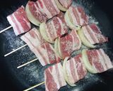 豚バラ玉ねぎ焼鳥にフライドガーリックのせ作り方3写真