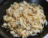 家族に人気★鶏ミンチ油揚げ新玉ねぎの丼作り方5写真