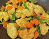 【簡単夕食】柔らか鶏胸肉と人参のカレー炒め作り方4写真