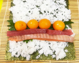 冷凍卵とマグロとサーモンで作る巻き寿司作り方7写真