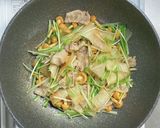 豚バラ肉と大根と水菜とナメコの醤油炒め作り方4写真