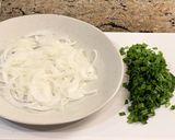 【楽めし】豚バラと玉ねぎのニラだれ作り方1写真