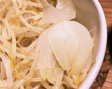 丸ごと玉ねぎをもやしでフタしてレンチン作り方2写真