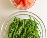 食べ応え◎手羽元とトマトのニラスープ作り方1写真