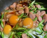 アスパラとウィンナーの卵炒め作り方3写真