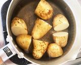手羽元とじゃがいもの甘辛炒め煮作り方1写真