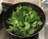 簡単!! 豚肉と三つ葉(野草)の炒め物作り方3写真
